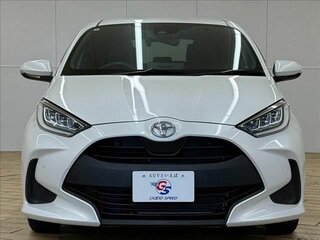 2022 Toyota Yaris IV, белый, 993000 рублей, вид 1