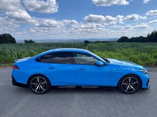 2024 BMW 5 серии 530i xDrive VIII (G60/G61/G68), синий, 6790000 рублей, вид 4