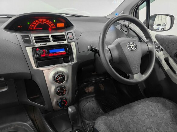 2010 Toyota Vitz II (XP90), белый, 650000 рублей - вид 12