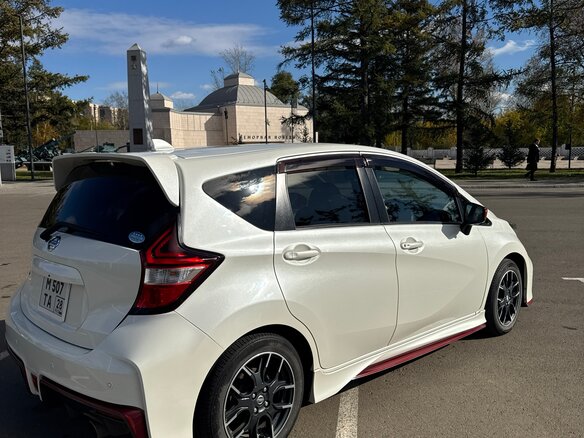 2018 Nissan Note Nismo e-Power II Рестайлинг, белый, 1500000 рублей - вид 3