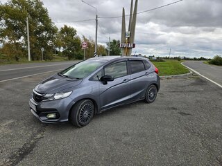 2018 Honda Fit III Рестайлинг, серый, 925000 рублей, вид 1