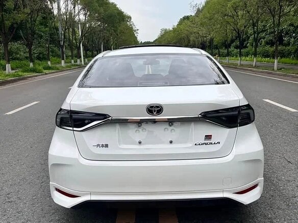 2023 Toyota Corolla XII (E210) Рестайлинг, белый - вид 2