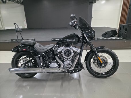 2025 Harley-Davidson Street Bob, чёрный, 1550000 рублей, вид 1
