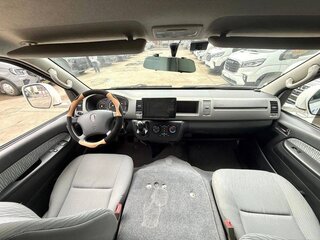 2017 Toyota HiAce H200 Рестайлинг, белый, 3470700 рублей, вид 4