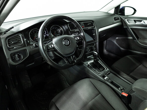 2018 Volkswagen Golf VII Рестайлинг, синий, 1499700 рублей - вид 10