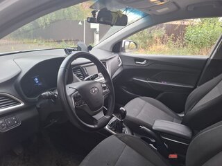 2017 Hyundai Solaris II, серебристый, 900000 рублей, вид 5