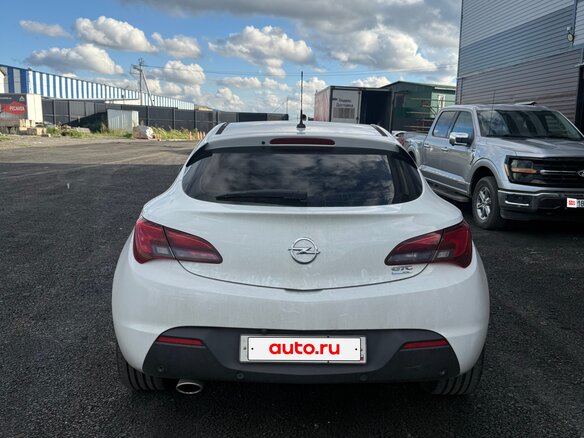 2013 Opel Astra GTC J Рестайлинг, белый, 859000 рублей - вид 4