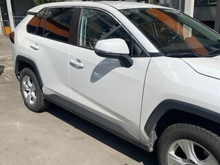 2024 Toyota RAV4 V (XA50), белый, 3700000 рублей, вид 3