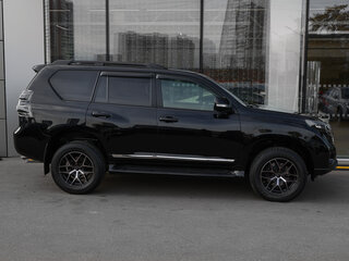 2017 Toyota Land Cruiser Prado 150 Series Рестайлинг 1, чёрный, 4699000 рублей, вид 4