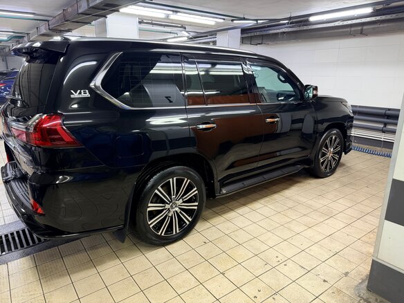 2020 Lexus LX 570 III Рестайлинг 2, чёрный, 10500000 рублей - вид 4