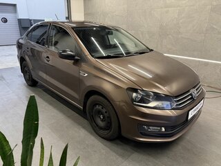 2017 Volkswagen Polo V Рестайлинг, коричневый, 890000 рублей, вид 3