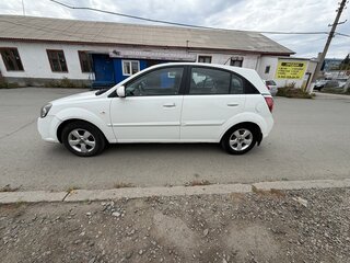 2011 Kia Rio II Рестайлинг, белый, 600000 рублей, вид 4