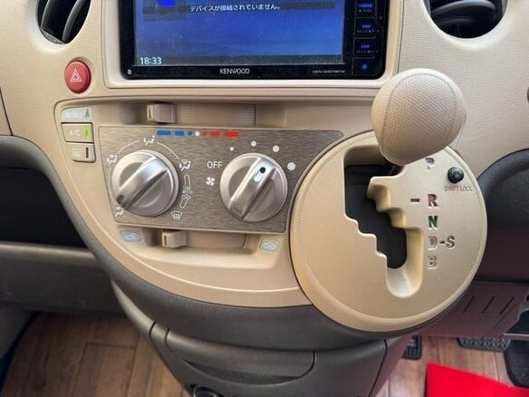 2013 Toyota Sienta I Рестайлинг 2, белый, 694911 рублей - вид 12
