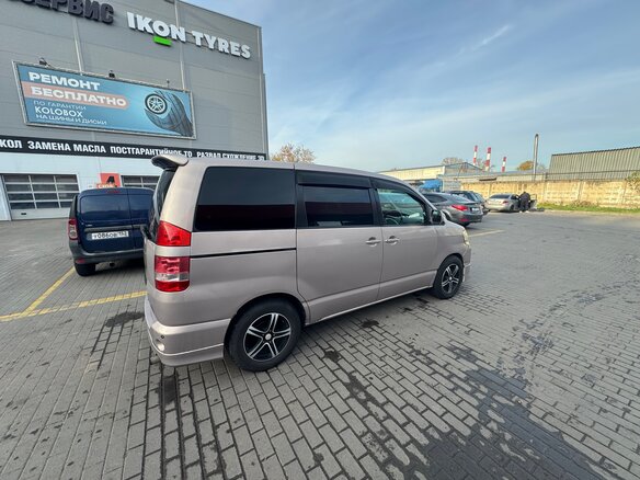 2002 Toyota Noah I (R60), коричневый, 750000 рублей - вид 4