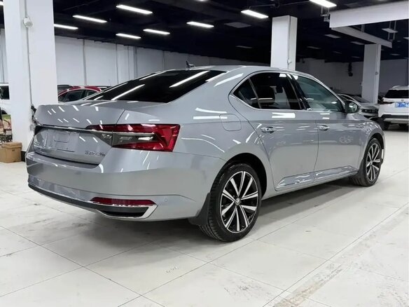 2023 Skoda Superb III Рестайлинг, серый, 2510000 рублей - вид 3