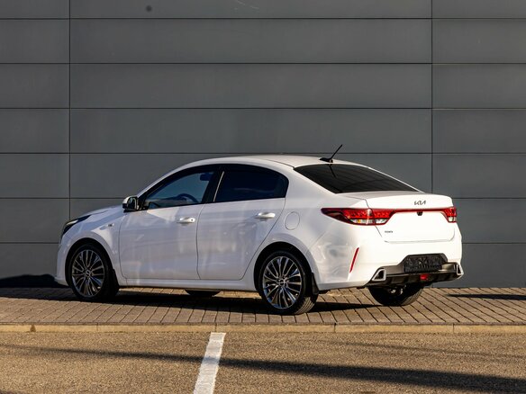 2021 Kia Rio IV Рестайлинг, белый, 1555000 рублей - вид 3