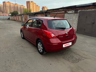 2010 Nissan Tiida I Рестайлинг, красный, 930000 рублей, вид 4