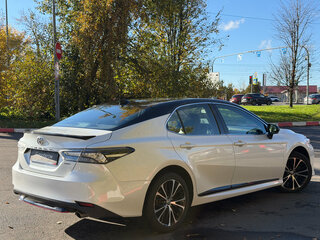 2020 Toyota Camry VIII (XV70), белый, 2999000 рублей, вид 4