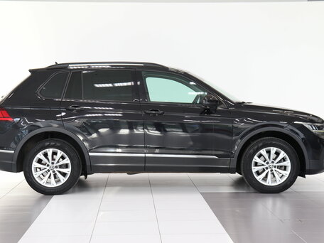 2021 Volkswagen Tiguan II Рестайлинг, чёрный, 1897000 рублей, вид 5