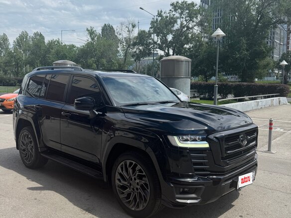 2022 Toyota Land Cruiser 300 Series, чёрный, 10500000 рублей - вид 1