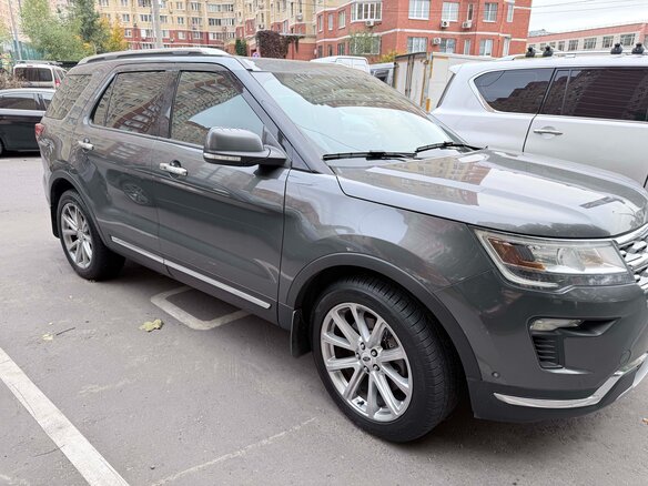 2018 Ford Explorer V Рестайлинг 2, серый, 2450000 рублей - вид 5