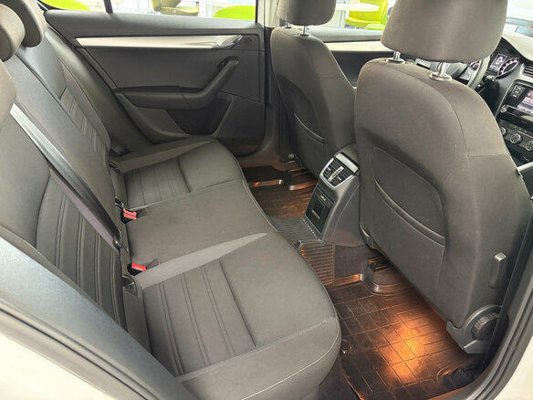 2019 Skoda Octavia III (A7) Рестайлинг, белый, 1840000 рублей - вид 10