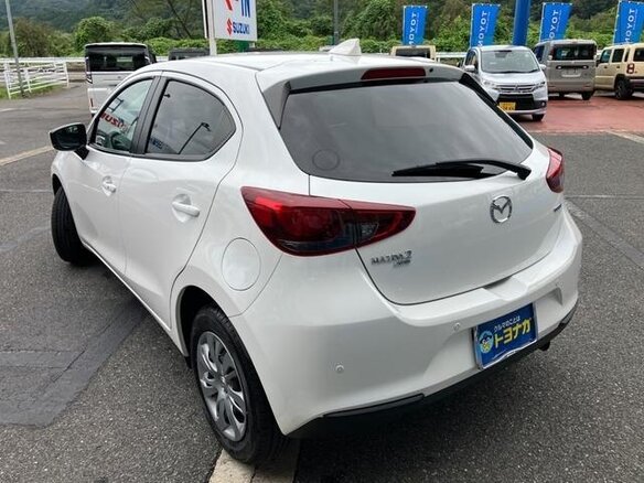 2022 Mazda 2 III (DJ) Рестайлинг, белый, 890700 рублей - вид 5