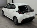 2022 Toyota Yaris IV, белый, 775000 рублей - вид 4