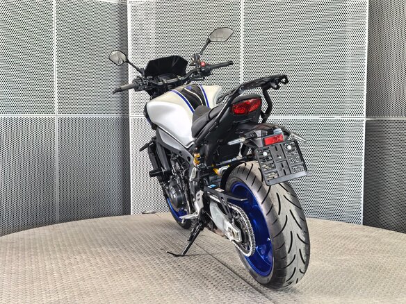 2023 Yamaha MT-09 (FZ-09), серебристый, 1127000 рублей - вид 6