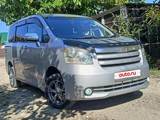 2010 Toyota Noah II (R70), серебристый, 1300000 рублей, вид 3