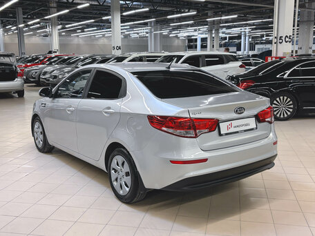 2016 Kia Rio III Рестайлинг, серебристый, 1065000 рублей, вид 3