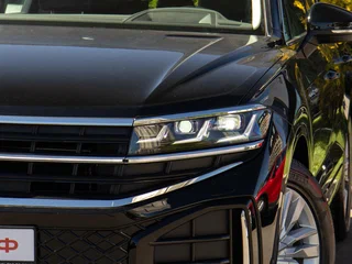 2025 Volkswagen Touareg III Рестайлинг, чёрный, 8610000 рублей, вид 3