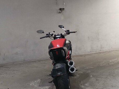 2011 Ducati Diavel Carbon, красный, 922900 рублей, вид 3