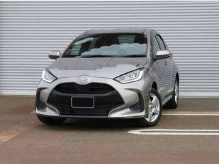 2022 Toyota Yaris IV, серебристый, 1099000 рублей, вид 1