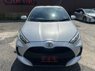 2023 Toyota Yaris IV, серебристый, 1065000 рублей, вид 2
