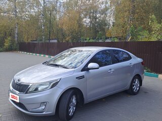 2013 Kia Rio 4-speed III, серебристый, 650000 рублей, вид 1