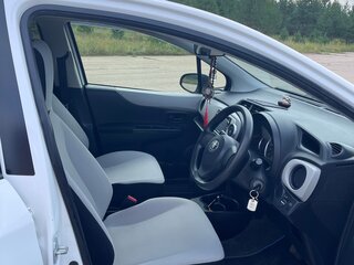 2013 Toyota Vitz III (XP130), белый, 650000 рублей, вид 4