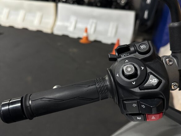 2025 Yamaha MT-09 (FZ-09), серебристый, 1350000 рублей - вид 11