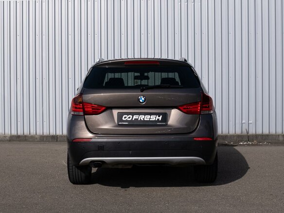 2011 BMW X1 18i I (E84), коричневый - вид 3