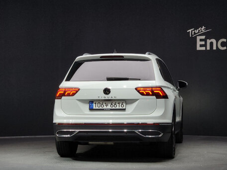 2023 Volkswagen Tiguan II Рестайлинг, белый, 2950000 рублей, вид 4