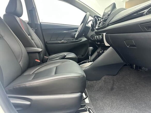2022 Toyota Yaris L X XP150 Рестайлинг, белый, 1420000 рублей - вид 12