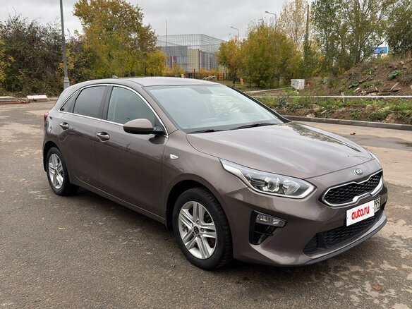 2019 Kia Ceed III, коричневый, 1690000 рублей - вид 2