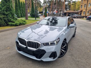 2024 BMW 5 серии 530i xDrive VIII (G60/G61/G68), серый, 7790000 рублей, вид 3
