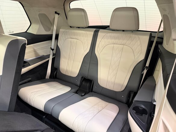 2022 BMW X7 40d I (G07) Рестайлинг, серый, 11900000 рублей - вид 25