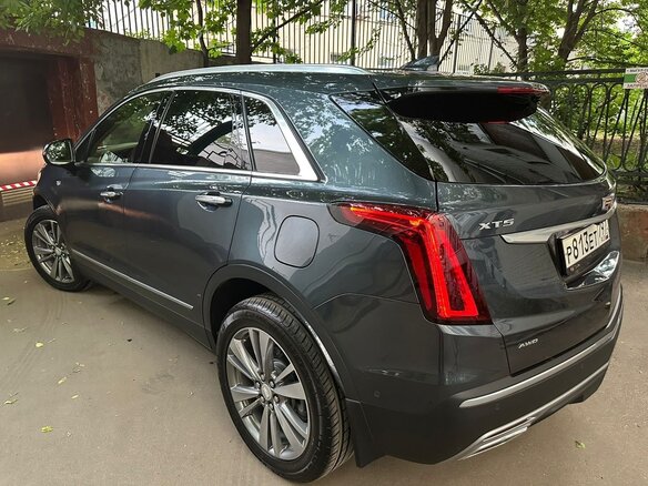 2021 Cadillac XT5 I Рестайлинг, серый, 5150000 рублей - вид 4