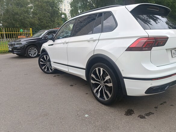 2021 Volkswagen Tiguan II Рестайлинг, белый, 2700000 рублей - вид 4