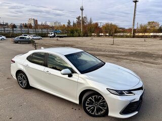 2021 Toyota Camry VIII (XV70) Рестайлинг, белый, 3350000 рублей, вид 5