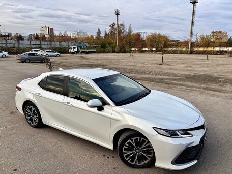 2021 Toyota Camry VIII (XV70) Рестайлинг, белый, 3350000 рублей, вид 5