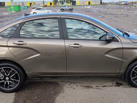 2024 Lada (ВАЗ) Vesta I Рестайлинг (NG), коричневый, 1250000 рублей, вид 3