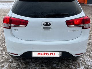 2016 Kia Rio III Рестайлинг, белый, 900000 рублей, вид 2